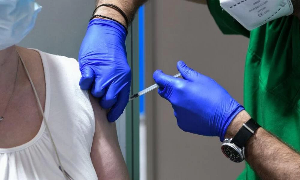 Ισπανία: Το 80% των νεών κρουσμάτων μεταξύ των ανεμβολίαστων